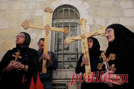 Благодатный огонь сошел в храме Гроба Господня в Иерусалиме | РИА Новости