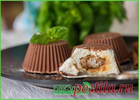 ГЛАЗИРОВАННЫЕ СЫРКИ СО СГУЩЕНКОЙ

ИНГРЕДИЕНТЫ
Творог - 250 гр
Сливочное масло - 60 гр
Молочный шоколад - 120 гр
Вареное сгущенное молоко - 60 гр

ПРИГОТОВЛЕНИЕ
Хорошо, если для данного блюда найдутся небольшие квадратные формочки, но если таких нет, то не беда. Возьмите обычные формочки для кексов, лучше силиконовые.
1. Шоколад растопите на водяной бане и добавьте 10 гр сливочного масла. Влейте массу на дно формочек и равномерно распределите по стенкам с помощью силиконово...