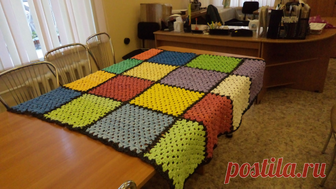 Детский коврик из разноцветных пакетов.