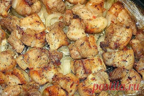 ШАШЛЫК В ДУХОВКЕ НА ЛУКОВОЙ ПОДУШКЕ

мясо ( свинина ) — 1 кг
лук репчатый — 2-4 шт.
уксус — 3 ст. л. ( 2 для маринования лука, 1 для мяса )
смесь перцев — 0,5 ч. л.
сок лимона — 3 ст. л.
сахар — 1 ст. л.
приправа для мяса — 2 ст. л.
рукав для запекания

Как приготовить шашлык в духовке на луковой подушке :
Нарезать мясо небольшими кусочками. Добавить смесь перцев, приправу, 1 столовую ложку уксуса и лимонный сок. Тщательно все перемешать и оставить мариноваться от 2 до 6 ч...