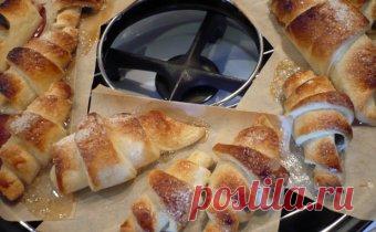 рогалики из слоеного теста с вареньем
