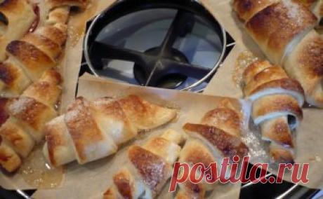 рогалики из слоеного теста с вареньем