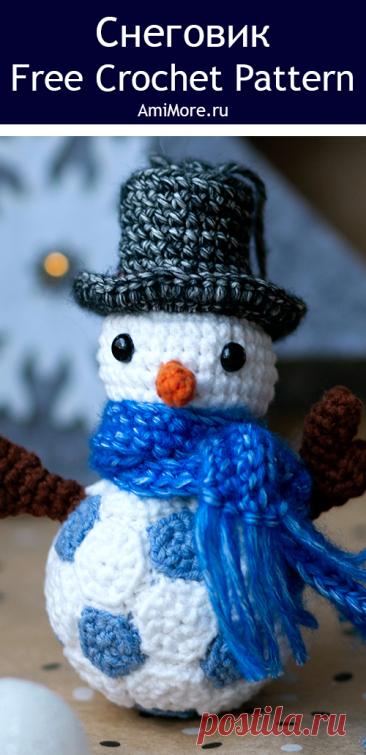 PDF Снеговик-футболист крючком. FREE crochet pattern; Аmigurumi toy patterns. Амигуруми схемы и описания на русском. Вязаные игрушки и поделки своими руками #amimore - маленький снеговик к Новому году, новогодний снеговичок в шарфике.