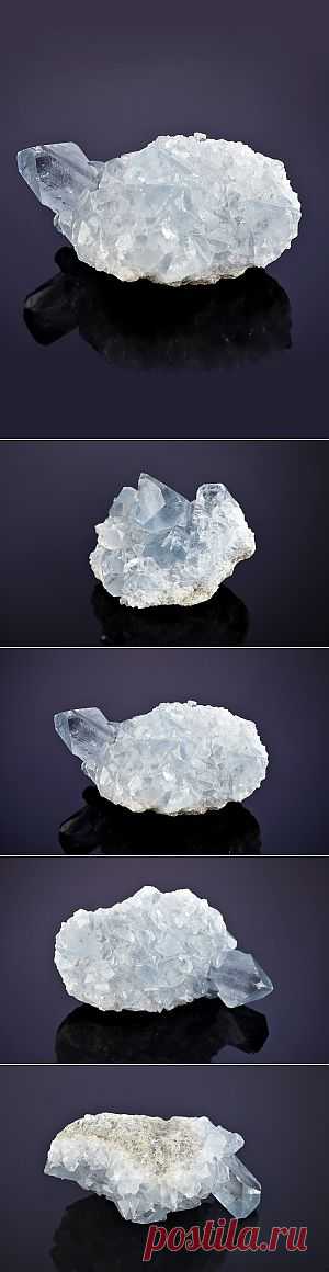 Кристалл целестина на матрице натуральный