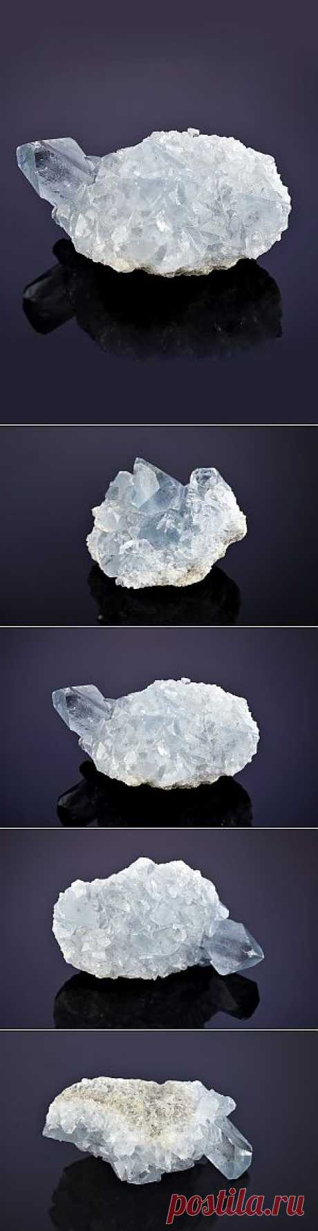 Кристалл целестина на матрице натуральный