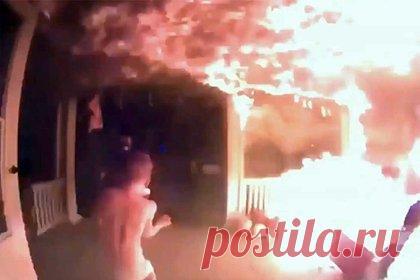 Мужчина ошибся поворотом и спас четырех человек из пожара. Житель США ехал на автомобиле и ошибся поворотом. Он увидел горящий дом и предположил, что в нем находятся люди. Мужчина начал стучать в окна и кричать. Услышав шум, на улицу выбежали трое детей и их 22-летний брат. Они рассказали, что датчики дыма не сработали, и, если бы не действия мужчины, они бы не спаслись.