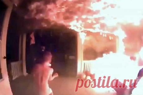 Мужчина ошибся поворотом и спас четырех человек из пожара. Житель США ехал на автомобиле и ошибся поворотом. Он увидел горящий дом и предположил, что в нем находятся люди. Мужчина начал стучать в окна и кричать. Услышав шум, на улицу выбежали трое детей и их 22-летний брат. Они рассказали, что датчики дыма не сработали, и, если бы не действия мужчины, они бы не спаслись.