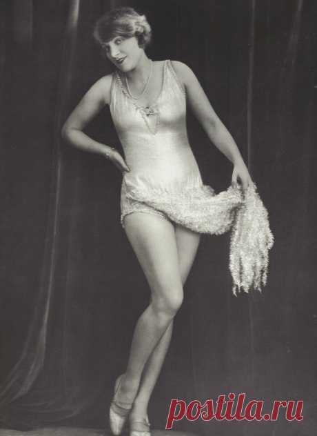The special edition: Marlène Dietrich 1927. Марлен Дитрих в мюзикле «Бродвей». Берлин 1927.