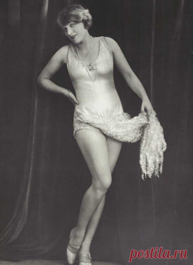 The special edition: Marlène Dietrich 1927. Марлен Дитрих в мюзикле «Бродвей». Берлин 1927.