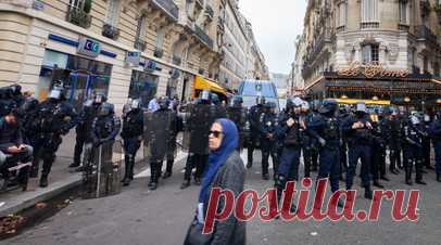 RTL: до семи тысяч военных будут охранять улицы Франции после убийства учителя. В связи с недавним убийством учителя в коммуне Аррас на севере Франции президент Франции Эммануэль Макрон поручил обеспечить охрану порядка на улицах. Читать далее