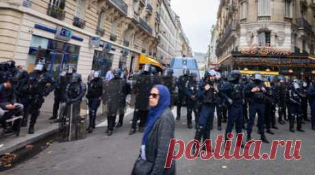 RTL: до семи тысяч военных будут охранять улицы Франции после убийства учителя. В связи с недавним убийством учителя в коммуне Аррас на севере Франции президент Франции Эммануэль Макрон поручил обеспечить охрану порядка на улицах. Читать далее