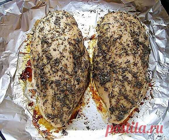 Вкуснейшая Куриная Пастрома 
Это блюдо можно приготовить вместо колбасы на бутерброды. Приготовленное по этому рецепту куриное филе получается очень сочным с насыщенным ароматом французских трав.
 Весь секрет в предварительном замачивании мяса. А само приготовление длится всего 15 минут. Честно-честно. Хотя, на все про все и уходят почти 15 часов. 

Так что, если готовите пастрому на праздничный ужин, то начинать надо с вечера накануне. 
Для рецепта пастромы из куриного фи...