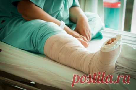 Операция по эндопротезированию голеностопного сустава.
Протезирование голеностопного сустава – все более развивающаяся ортохирургическая техника. Она стала хорошей альтернативой артродезу – операции блокирования больного голеностопного сустава, в результате которой снимается боль, но сустав становится неподвижным.
Искусственный сустав, наоборот, вполне подвижен, он позволяет пользоваться стопой практически в том же режиме, что и до болезни (или травмы).