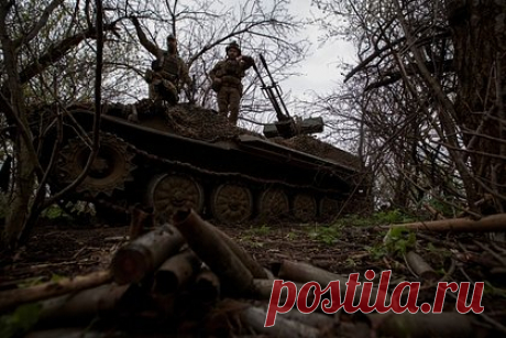 Страны ЕС разошлись в вопросах расходов на помощь Украине. Страны Европейского союза по-прежнему спорят относительно планов совместного расходования 1 миллиарда евро (1,1 миллиарда долларов) на закупку боеприпасов для Украины. Об этом пишет Bloomberg со ссылкой на сообщение главы дипломатии ЕС Жозепа Борреля, выступившего перед встречей глав МИД ЕС в Люксембурге.