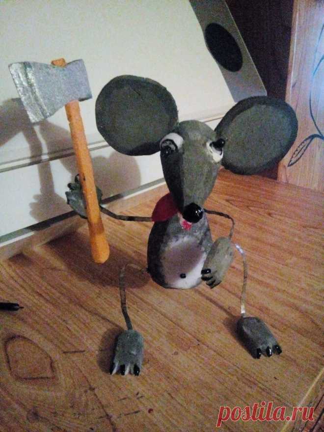 Сделана фигурка из пенопласта.