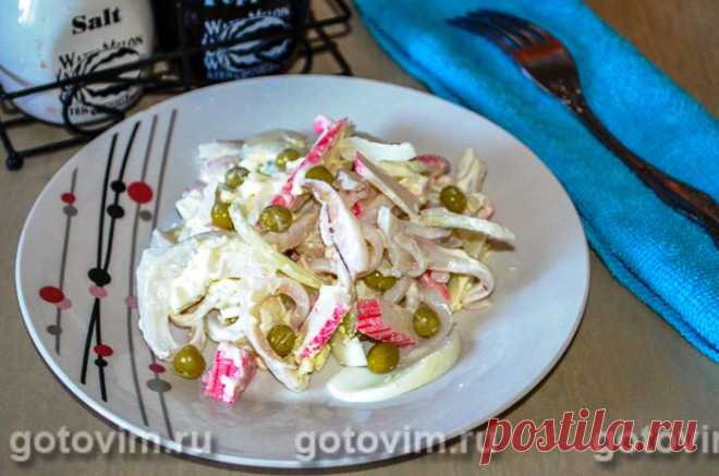 Салат с кальмарами и крабовыми палочками. Рецепт с фото Вкусный и простой в приготовлении салат из кальмаров и крабовых палочек можно приготовить и для будничного, и для банкетного стола. Кальмаровый салат намного полезнее, чем салат с колбасой, так как мясо моллюска содержит натуральный белок и почти не содержит жира. Для заправки салата можно использовать майонез или сметану, смешанную с зеленью и чесноком.


