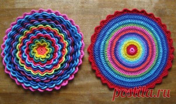 Классный и очень простой коврик крючком... Бегу за нитками! Простой мастер класс, все, как говорится, показано на пальцах. Этот коврик может быть,...