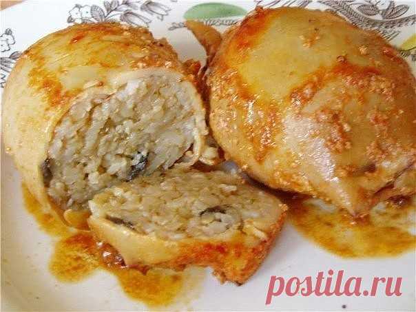 8 простых блюд с кальмаром: ценный источник белка
Сохрани себе!
1. Фаршированные кальмары, очень вкусно!
на 100грамм - 76.56 ккалБ/Ж/У - 11.69/3.21/1.06
Ингредиенты:
2 тушки кальмара
белки яиц,
шампиньоны,
зелень,
нежирного сыра,
соевый соус.
Приготовление:
2 тушки кальмара опустить в кипящую воду, варить 3 минуты.
Обжарить без масла ингредиенты для начинки (белки яиц, шампиньоны, зелень, немного нежирного сыра), полить соевым соусом.
Нафаршировать этой смесью кальмары. Ту...