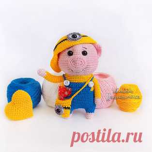 Свинка в костюме Миньона амигуруми. Схемы и описания для вязания игрушек крючком! Бесплатный мастер-класс от Наталии Григорьевой по вязанию свинки в костюме Миньона. Высота вязаной крючком игрушки примерно 9,5 см. Для изготовления т…