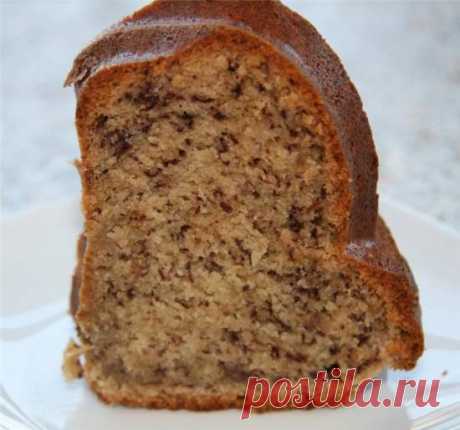 Кекс банановый (Classic banana bundt cake) Муку, соду и соль просеять и смешать. Масло взбить, всыпать сахар (ванильный сахар) и все вместе взбить в пышную массу. По одному добавить яйца, продолжая взбивать. Добавить ванильную эссенцию. Бананы хорошо размять вилкой и смешать со сметаной. Бананы должны быть очень-очень спелые. Лучше - переспе