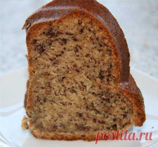 Кекс банановый (Classic banana bundt cake) Муку, соду и соль просеять и смешать. Масло взбить, всыпать сахар (ванильный сахар) и все вместе взбить в пышную массу. По одному добавить яйца, продолжая взбивать. Добавить ванильную эссенцию. Бананы хорошо размять вилкой и смешать со сметаной. Бананы должны быть очень-очень спелые. Лучше - переспе