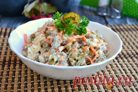 Салат "Экспромт" с мясом и рисом Салат "Экспромт" с мясом и рисом - этот салат был сделан из того, что было в холодильнике, поэтому и название такое. Салат получился очень вкусным, сытным и интересным. Этот салатик можно приготовить на ужин, а также, вполне подойдет он и на праздничный стол. Вкус отличный! Попробуйте!