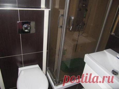 Ванная: душевая кабина, подвесные умывальник и унитаз на 2,8 квадратного метра Первый рассказ прислала Евгения из Минска:
– Наша ванная комната – совмещенная и очень маленькая! Ее площадь составляет всего 2,8 м2. И это на туалет и душевую. Перед нами стояла непростая задача опти...