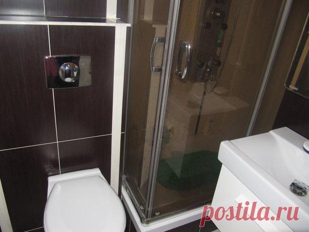 Ванная: душевая кабина, подвесные умывальник и унитаз на 2,8 квадратного метра Первый рассказ прислала Евгения из Минска:
– Наша ванная комната – совмещенная и очень маленькая! Ее площадь составляет всего 2,8 м2. И это на туалет и душевую. Перед нами стояла непростая задача опти...