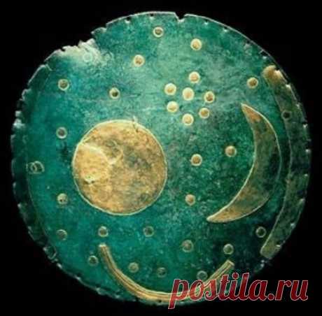 Таинственная карта неба- (Три луны над Землей?) на Звездном диске минимальным возрастом 18000 лет!!! С его помощью вышли…
В германской земле Саксония-Анхальт, на берегу реки Унструт, километрах в двадцати к северо-западу от Наумбурга, лежит городок Небра. В конце 1990-х годов в его окрестностях внутри кольцеобразного вала искусственного происхождения, венчающего плоскую, поросшую лесом вершину горы Миттельберг, в неглубокой яме, выдолбленной в каменистой почве, а затем засыпанной землей, было на