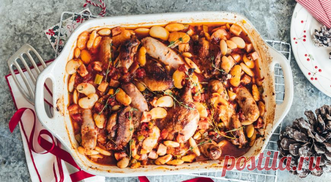 Кассуле с уткой и колбасками - ПУТЕШЕСТВУЙ ПО САЙТУ. Белую фасоль в этом рецепте кассуле можно заменить нутом.А колбаски в идеале должны быть из утиного или куриного мяса, можно – свиные. ИНГРЕДИЕНТЫ 1 утка весом 2,5–3 кг 400 г колбасок для жарки 1 л куриного или овощного бульона или воды 500 г крупной белой фасоли 5–7 черешков сельдерея 1 […]