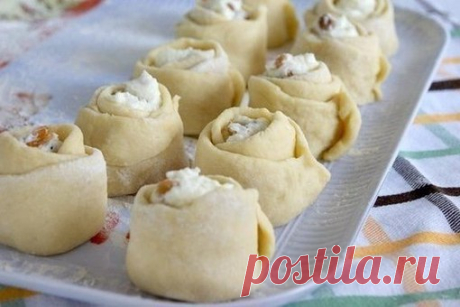 Булочки "Розочки" с творогом

Это красивая и вкусная выпечка.

Ингредиенты:

-Молоко — 250 мл
-Яйца (2 в тесто, 1 в начинку) — 3 шт
-Сахар (100 г в тесто, 100 г в начинку) — 200 г
-Слив. масло (или маргарин) — 100 г
-Мука (приблизительно) — 600-700 г
-Ванильный сахар (1 пакетик в тесто,1 в творог) — 2 пакет.
-Дрожжи (свежие или сухие 2 ч.л.) — 25 г
-Творог — 500 г
-Изюм — 100-150 г
-Цедра лимона (по желанию, в тесто)
-Соль (неполная) — 1 ч. л.

Приготовление:

Первым делом...