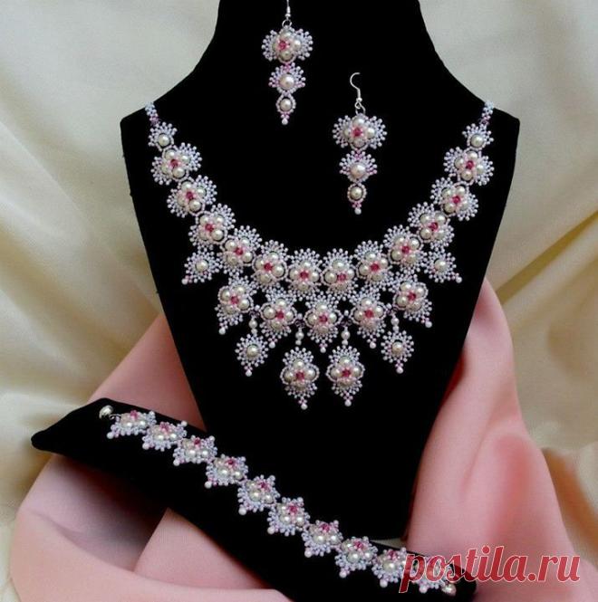 (211) Marika Nagyné - Menyasszonyi Hindia szett (pattern by Heather Collin - http://www.etsy.com/listing/94302877/right-angle-weave-bollywood-necklace?re…