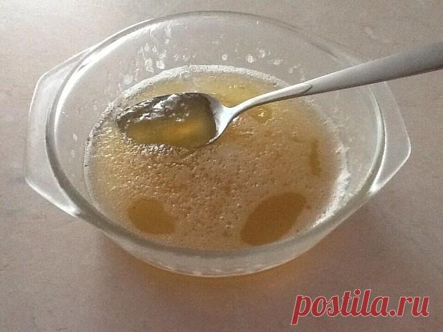 Желатин - морщин не будет!  
 
(От себя: первой у меня в салоне здоровья эту маску сделала женщина 65-ти лет, мы аж ахнули глядя, на её свежесть).