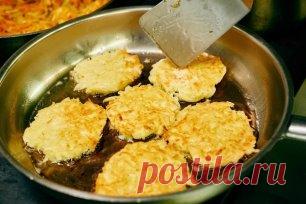 Драники.
ИНГРЕДИЕНТЫ
картофель 6 шт.
яйца куриные 1 шт.
мука 2 ч.л.
сметана 150 г
специи по вкусу
укроп для подачи
соль по вкусу
масло растительное для жарки
лимонный сок 2 ч.л.
ПРОЦЕСС ПРИГОТОВЛЕНИЯ
Если в приготовлении драников не мудрить и не делать лишнего, хороший результат гарантирован! Все предельно просто: натереть картофель, хорошо его отжать, добавить яйцо, муку и жарить драники на умеренном огне, чтобы они успевали не только приобрести золотистую корочку, но и прожариться внутри. Вс