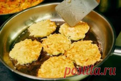 Драники.
ИНГРЕДИЕНТЫ
картофель 6 шт.
яйца куриные 1 шт.
мука 2 ч.л.
сметана 150 г
специи по вкусу
укроп для подачи
соль по вкусу
масло растительное для жарки
лимонный сок 2 ч.л.
ПРОЦЕСС ПРИГОТОВЛЕНИЯ
Если в приготовлении драников не мудрить и не делать лишнего, хороший результат гарантирован! Все предельно просто: натереть картофель, хорошо его отжать, добавить яйцо, муку и жарить драники на умеренном огне, чтобы они успевали не только приобрести золотистую корочку, но и прожариться внутри. Вс