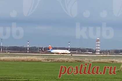 Первый вылетающий из Краснодара за полтора года самолет попал на видео. Первый самолет, вылетающий из закрытого на полтора года аэропорта в Краснодаре, попал на видео. В 15:30 пустой борт авиакомпании «Азимут» поднялся со взлетной полосы и направился в Минеральные Воды. Издание Kub Mash отмечает, что если перелет пройдет без проблем, вопрос с открытием воздушной гавани будет решен.
