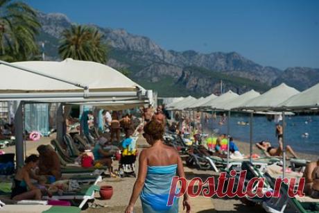 Отельеров Турции раскритиковали за фразу «куда денутся эти русские». Отельеров на турецких курортах раскритиковали за повышение цен в летнем сезоне 2023, а также за фразу «куда денутся эти русские». Гендиректор туроператора Loti Айдын Яшаяджак отметил, что недостаточно «хотеть» привлекать обеспеченных туристов — надо создавать уникальный турецкий люксовый турпродукт.