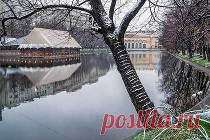 В Гидрометцентре спрогнозировали первый снег в Москве. В ближайшие дни в Москве ожидаются первый снег и похолодание. Такой прогноз сделал глава Гидрометцентра России Роман Вильфанд. По его словам, похолодание начнется с 31 октября. По его словам, постепенное похолодание начнется с 31 октября. В понедельник, 31 октября, ожидается до минус 5 градусов ночью.