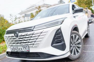 Финальный заезд сезона Gran Fondo Russia 2026 прошел в Рузе при поддержке CHANGAN в качестве официального автомобильного партнера. Для мероприятия задействовали три модели марки: CS75 Pro, CS75PLUS третьего поколения и полноприводный CS75PLUS четвертого поколения.