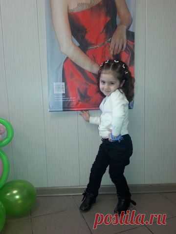 Лизочка -ещё не школьница уже танцует на сцене