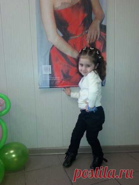 Лизочка -ещё не школьница уже танцует на сцене