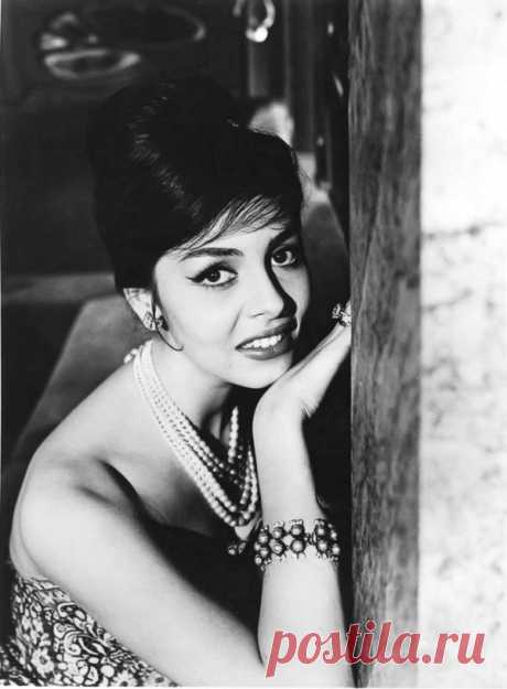 Невероятно красивая женщина, идеал женской красоты и обаяния, смотришь на нее, как на прекрасный цветок и не можешь насмотреться.

Мишель Мерсье по праву входит в десятку самых красивых женщин всех времен и народов. Сколько бы не было прекраснейших девушек в мире, таких как Мишель Мерсье больше не существует. Идеал красоты, несмотря на то, что вкусы меняются, но этот идеал остается на самом высочайшем пьедестале.