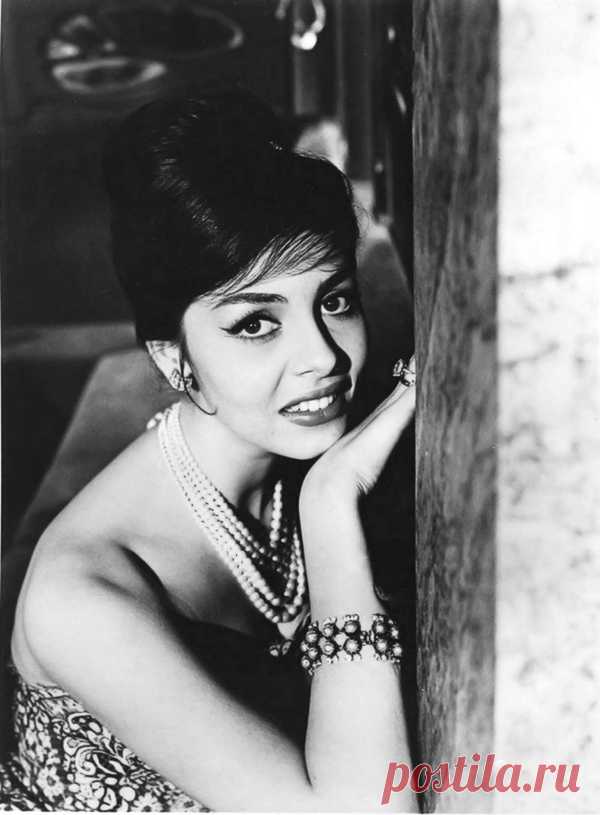 Невероятно красивая женщина, идеал женской красоты и обаяния, смотришь на нее, как на прекрасный цветок и не можешь насмотреться.

Мишель Мерсье по праву входит в десятку самых красивых женщин всех времен и народов. Сколько бы не было прекраснейших девушек в мире, таких как Мишель Мерсье больше не существует. Идеал красоты, несмотря на то, что вкусы меняются, но этот идеал остается на самом высочайшем пьедестале.