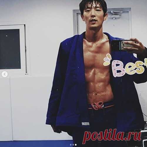 Актер Ли Джун Ки показал фанатам свой пресс | K-POP