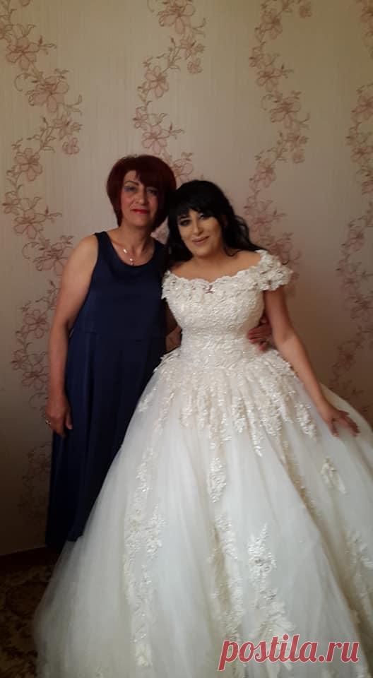 Շնորհավոր իմ անուշ ԼԻԼԻԹ🌹💗
Մեկ տարի առաջ այս օրը`քրոջս դստեր,բոլորիս սիրելի,իմ քնքուշ ու խելացի հայուհու`Լիլիթի պսակադրության օրն էր:Իսկ ահա երեկ նշեցինք մեկ այլ հայուհու,արդեն մայրության բերկրանքն ապրած Լիլիթիս դստեր քարասուն օրյա մոտքը այս փորձառատ ու մանկության հեքիաթ թվացող աշխարհ:
Բարի գալուստ քեզ մեր գեղեցկուհի...պածառ երկինք ու լուսավոր օրեր քեզ մեր փոքրիկ Նարե:
ԵՐԿՆԱԱՌԱՔ ՕՐՀՆՈՒԹՅՈՒՆՆԵՐԸ ՁԵԶ`ՄԱՅՐ ՈՒ ԴՍՏԵՐ....