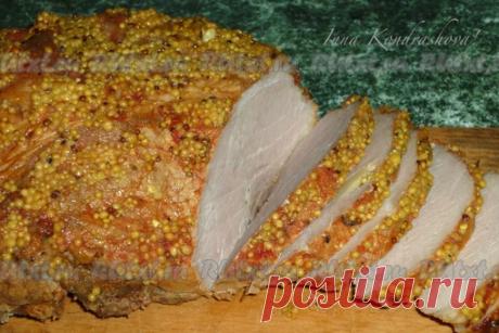 Праздничная буженина от Инны Кондрашовой

Вкусная домашняя буженина станет украшением любого праздничного стола. 
Для приготовления домашней буженины понадобится: 
свинина - 1 кг; 
лук - 1 шт.; 
томатный сок - 250-300 мл; 
соль; 
перец; 
чеснок - 4-5 зубчика; 
розмарин; 
горчица в зёрнах; 
рукав для запекания. 

Мясо щедро посолить, поперчить, сделать в мясе надрезы и нашпиговать очищенными зубчиками чеснока. 
Лук почистить и порезать кольцами, добавить розмарин и любимые ...