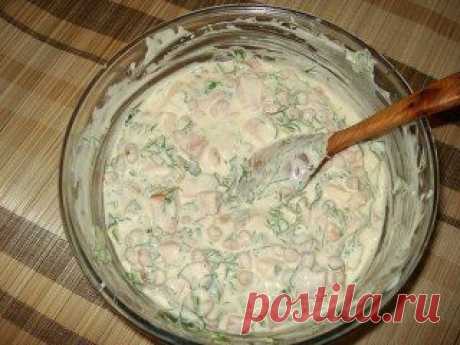 МЯСНОЙ КЕКС
Ингредиенты:
● Сардельки — 3 шт.
● Сыр — 100 г
● Майонез — 100 г
● Сметана — 100 г
● Фасоль — 400 г
● Яйца — 3 шт.
● Зелень
● Сода — 1 ч. л. гашеная уксусом
● Мука - 1 стакан
Приготовление:
1. В миску разбить яйца, добавить майонез, сметану, перемешать. Добавить соду, гашеную уксусом 9 %. Добавить муку, перемешать.
2. Сардельки и сыр нарезать кубиками, зелень мелко нарезать. Добавить в тесто перечисленные продукты и фасоль. Перемешать.