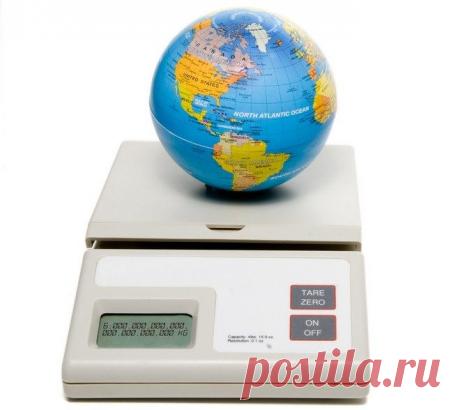 МЕНЯЕТСЯ ЛИ МАССА ЗЕМЛИ?
Она уменьшается.
За сутки на Землю выпадает 5–6 тонн метеорных частиц. Большинство их сгорает в атмосфере. Но Земля теряет больше из-за улетучивания в космос водорода и гелия из верхних слоев атмосферы. Величина этих потерь оценивается в 200–300 тонн в сутки. Гелий поступает в атмосферу из земных недр, где он рождается при распаде радиоактивных элементов, а водород образуется в верхних слоях атмосферы при разрушении молекул воды космическим излучением.