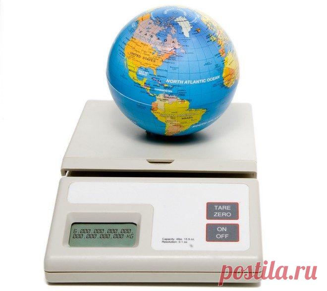 МЕНЯЕТСЯ ЛИ МАССА ЗЕМЛИ?
Она уменьшается.
За сутки на Землю выпадает 5–6 тонн метеорных частиц. Большинство их сгорает в атмосфере. Но Земля теряет больше из-за улетучивания в космос водорода и гелия из верхних слоев атмосферы. Величина этих потерь оценивается в 200–300 тонн в сутки. Гелий поступает в атмосферу из земных недр, где он рождается при распаде радиоактивных элементов, а водород образуется в верхних слоях атмосферы при разрушении молекул воды космическим излучением.