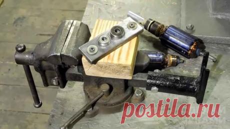 Необычная приспособа для стандартных тисов Нужно снять подшипники с вала якоря, а съемника под рукой нет? Тогда можно сделать это при помощи слесарных тисков.В этом обзоре автор показывает, как